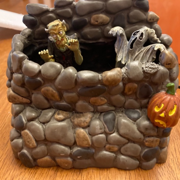 Department 56 Animated Haunted Wall - Picture 4 of 5